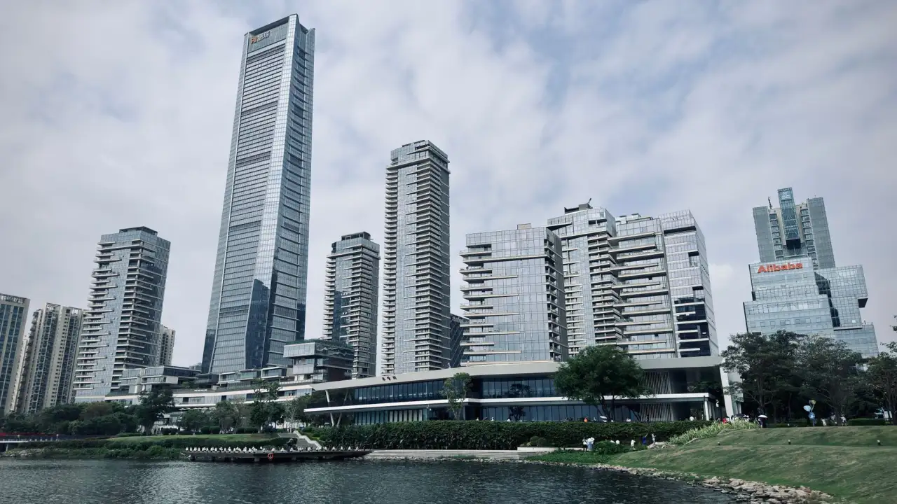 2025年日用百货行业政策法规新动向及儋州零售市场应对策略